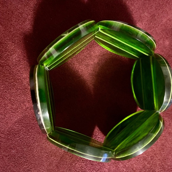 Art Deco Lucite Lime Green Bracelet - Picture 3 of 7